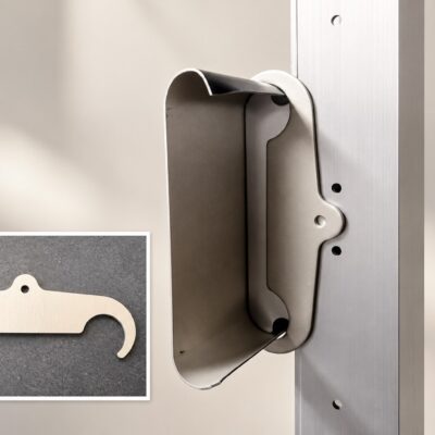 フレクサラムのストリンガーに取り付けたパネルキャッチャーと金具単体
